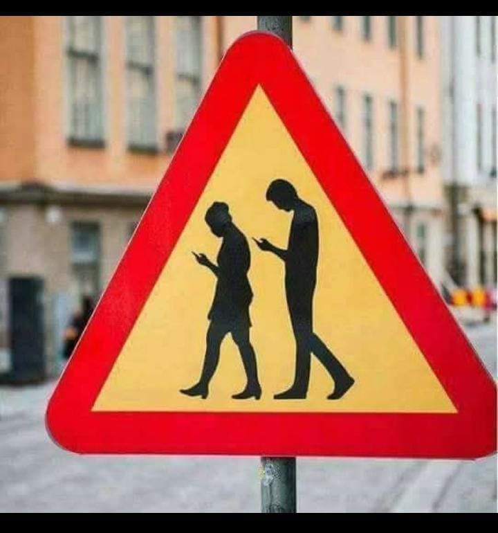 😂🚦 नवीन वाहतूक चिन्हाची ‘डिजिटल’ एंट्री! 🚶📱